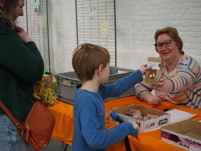 Chasse aux œufs 2023 : les petits madeleinois échangent leurs dominos contre des chocolats © Ville de La Madeleine