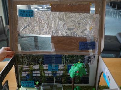 Maquette imaginée par les écoliers madeleinois : des panneaux solaires pour une énergie propre !
