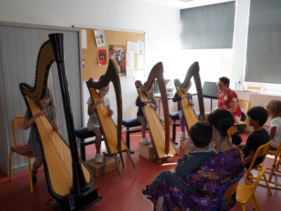 Photo d'élèves jouant de la harpe au Conservatoire © Ville de La Madeleine