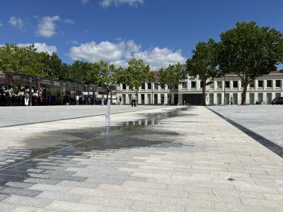 Le chemin d'eau et la médiathèque municipale © Ville de La Madeleine