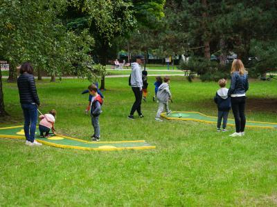Jardins en fête : des familles s'essayent au mini golf dans le parc Botanique | © Ville de La Madeleine