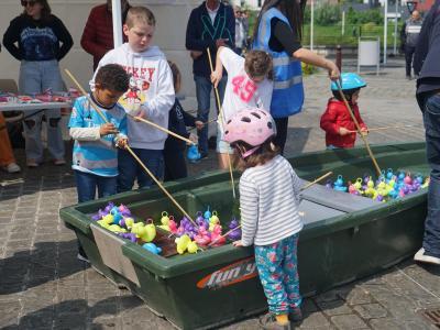 Ma Deûle et Moi 2023 Des enfants jouent à la pêche aux canards © Ville de La Madeleine