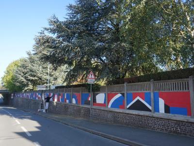 Photo de la fresque de LEM sur le mur extérieur du cimetière, 2021 © Ville de La Madeleine