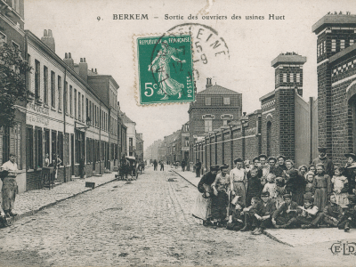 Sortie des ouvriers de l'usine Huet dans les années 1920 © Archives municipales de La Madeleine, fonds Christian Janssens, 1Z 49