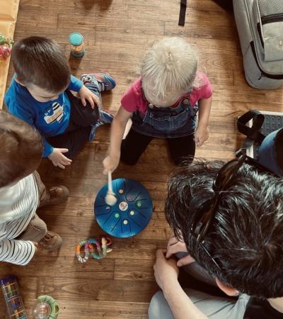 photo de Jonathan et trois enfants en cercle autour d'un instrument de musique