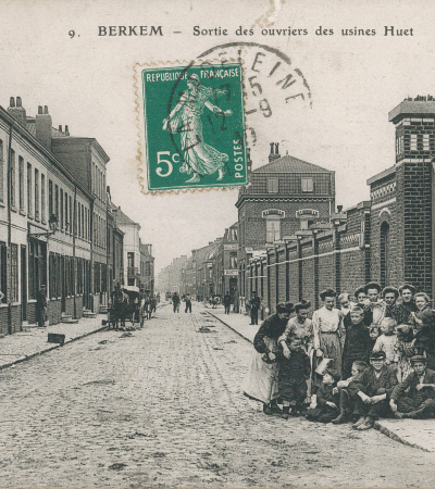 Sortie des ouvriers de l'usine Huet dans les années 1920 © Archives municipales de La Madeleine, fonds Christian Janssens, 1Z 49