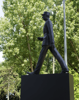 Statue en bronze du Général de Gaulle, œuvre de Quentin Carnaille © Ville de La Madeleine